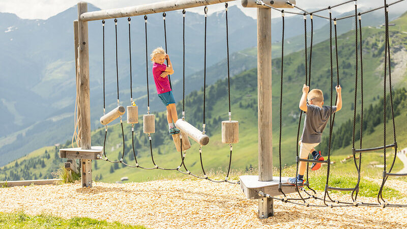 Kinder klettern und spielen